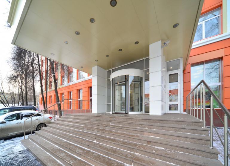 Премьер: Вид входной группы снаружи