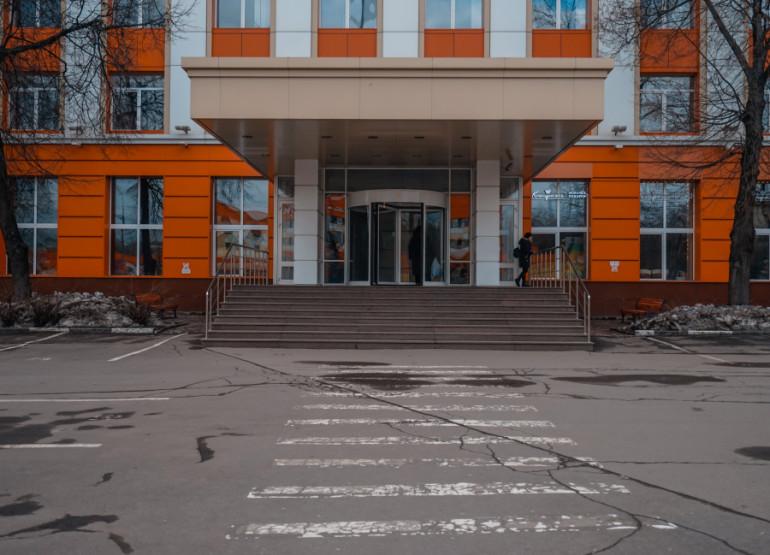 Премьер: Вид входной группы снаружи